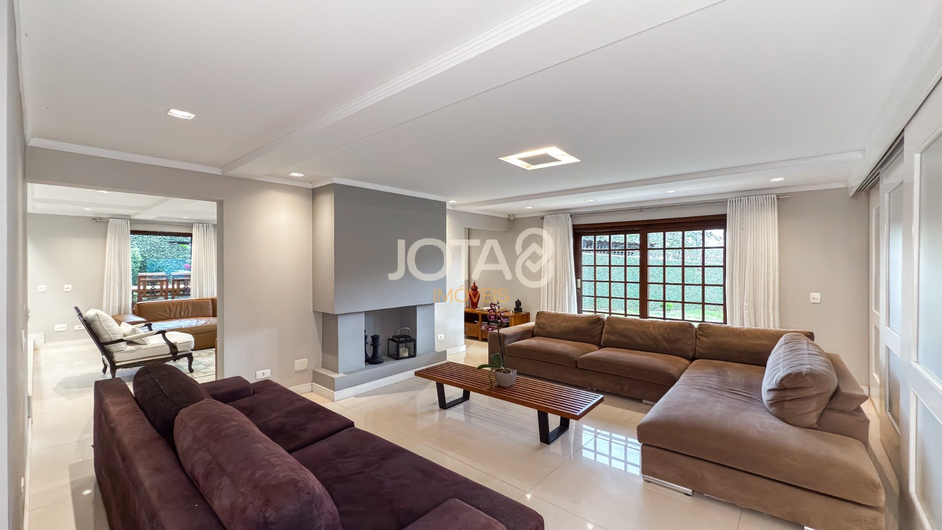 EXCELENTE CASA COM 4 SUÍTES E AMPLO TERRENO!