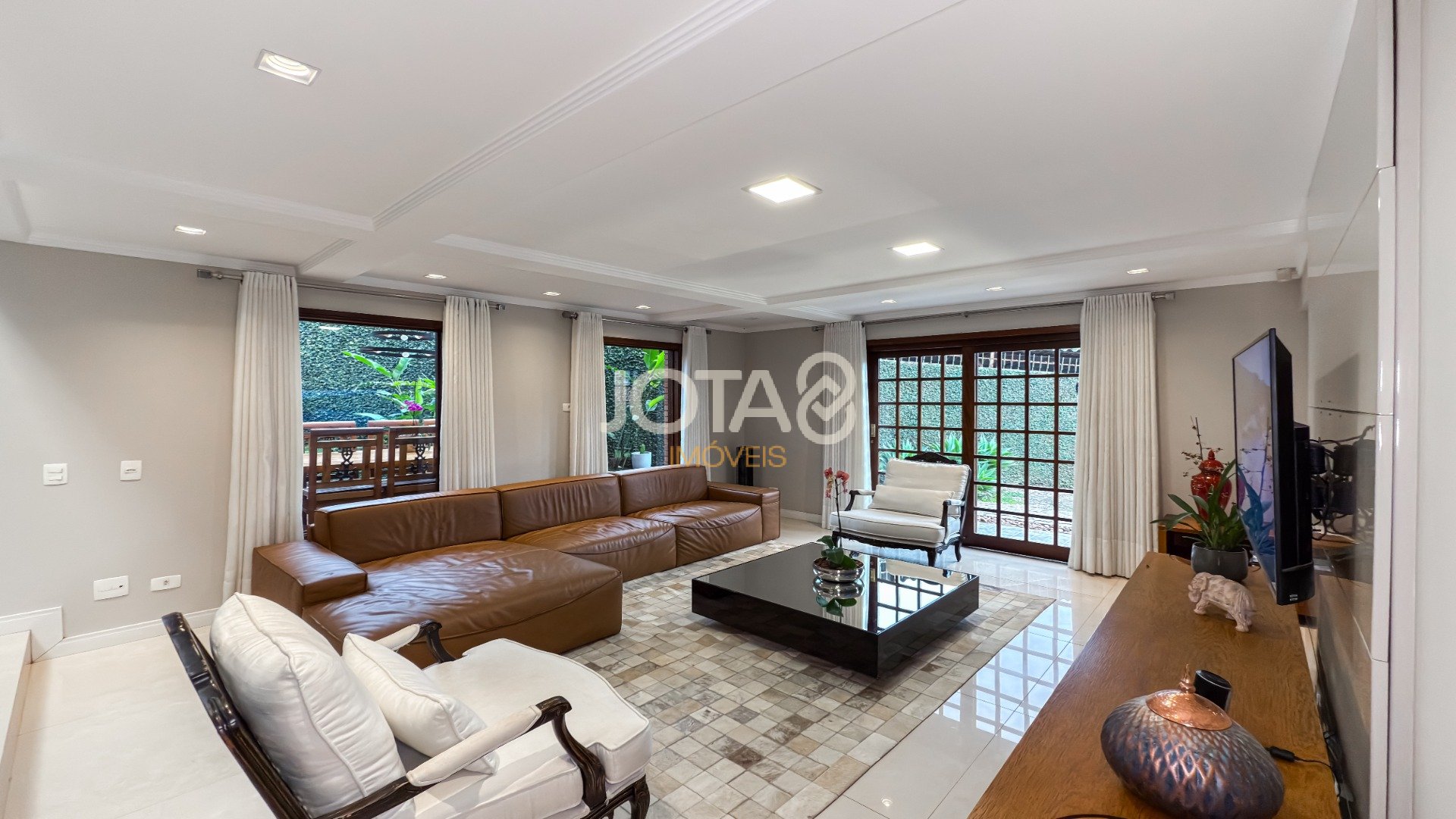EXCELENTE CASA COM 4 SUÍTES E AMPLO TERRENO!