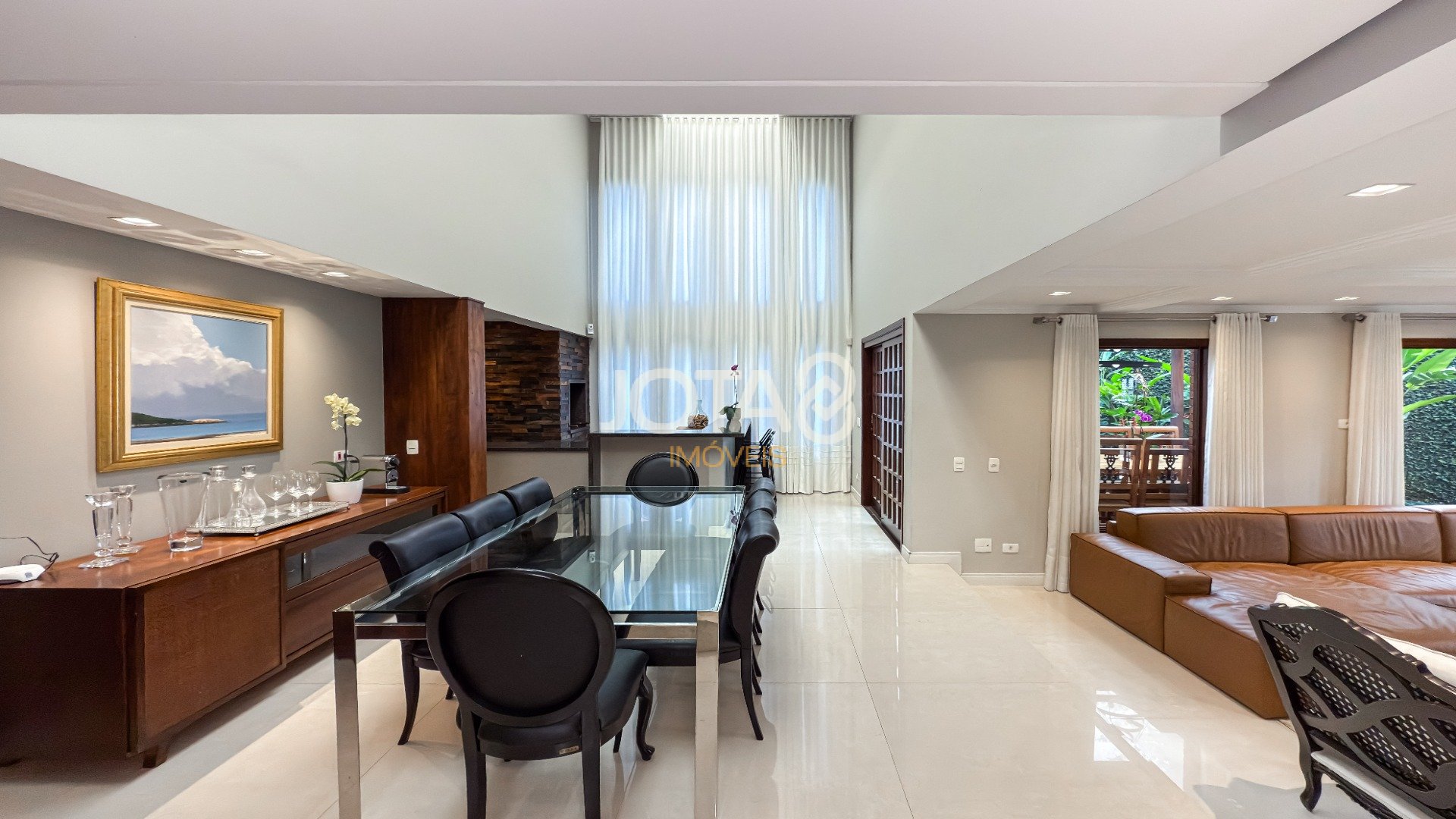 EXCELENTE CASA COM 4 SUÍTES E AMPLO TERRENO!
