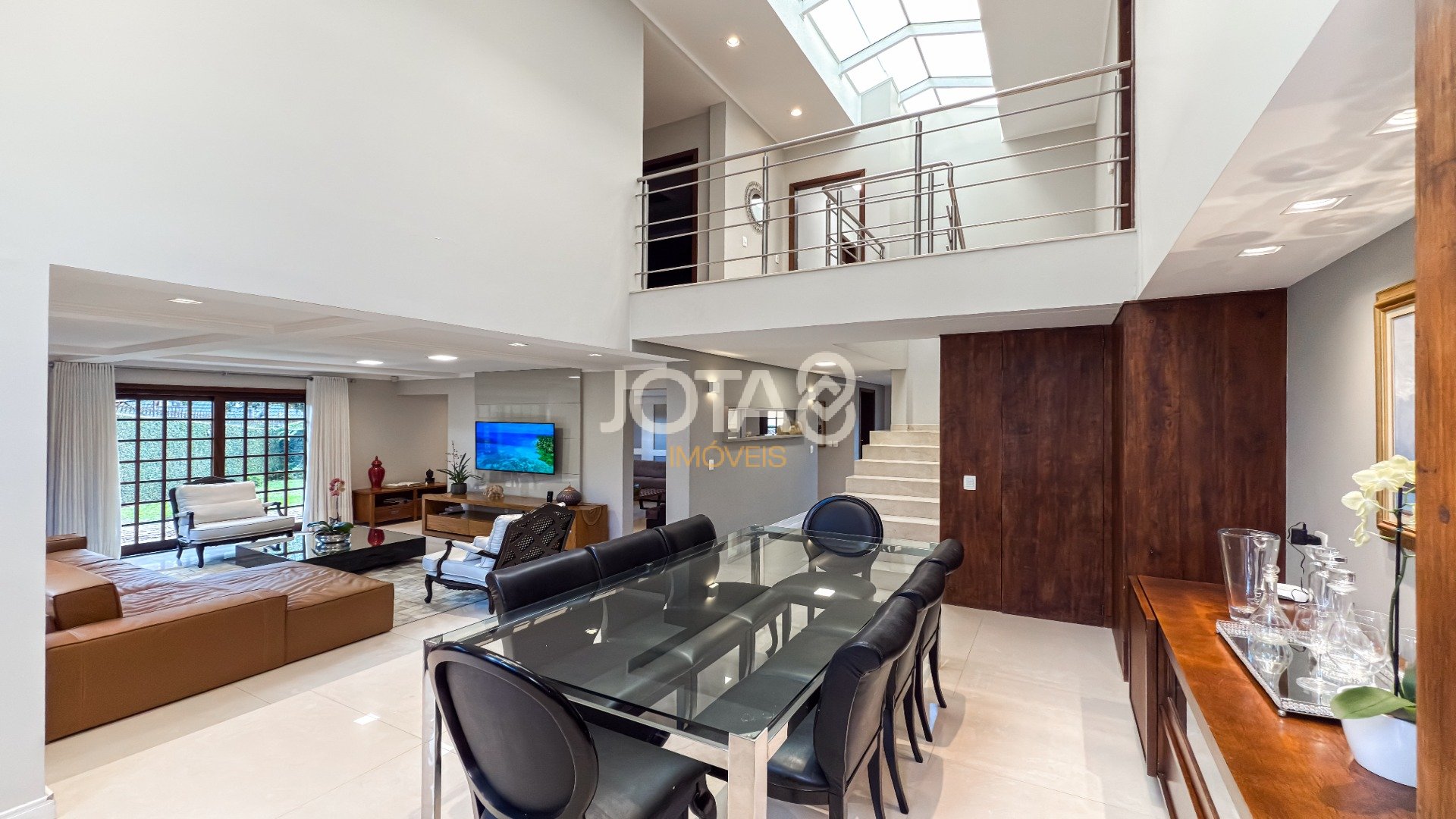 EXCELENTE CASA COM 4 SUÍTES E AMPLO TERRENO!