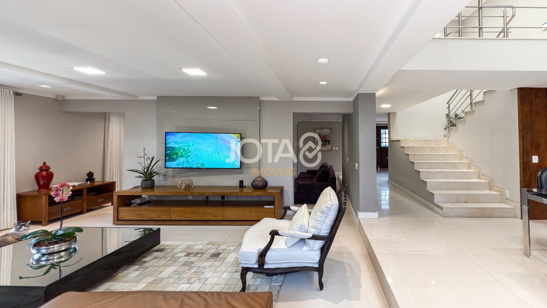 EXCELENTE CASA COM 4 SUÍTES E AMPLO TERRENO!