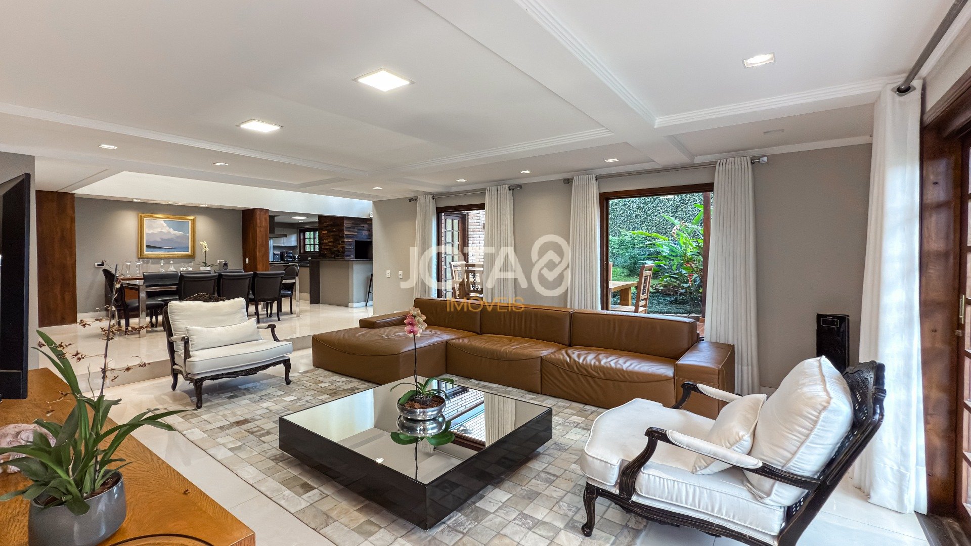 EXCELENTE CASA COM 4 SUÍTES E AMPLO TERRENO!