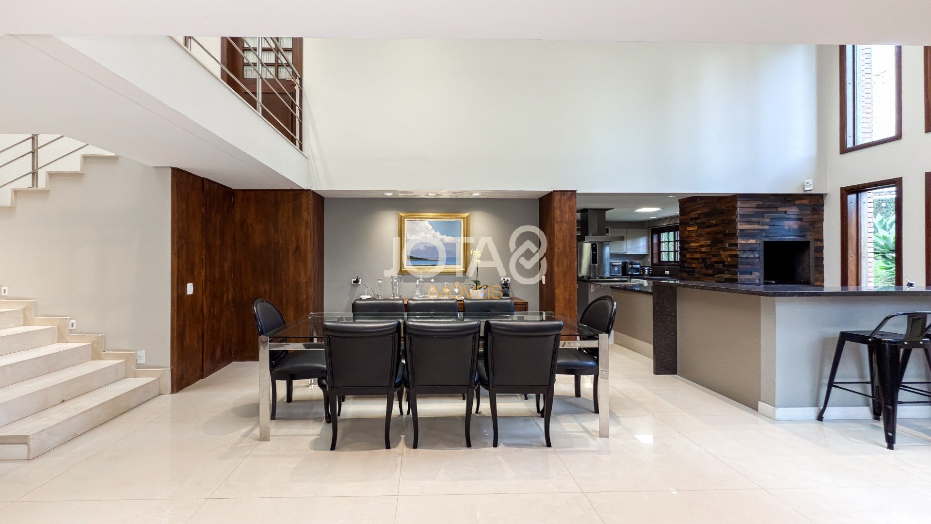 EXCELENTE CASA COM 4 SUÍTES E AMPLO TERRENO!