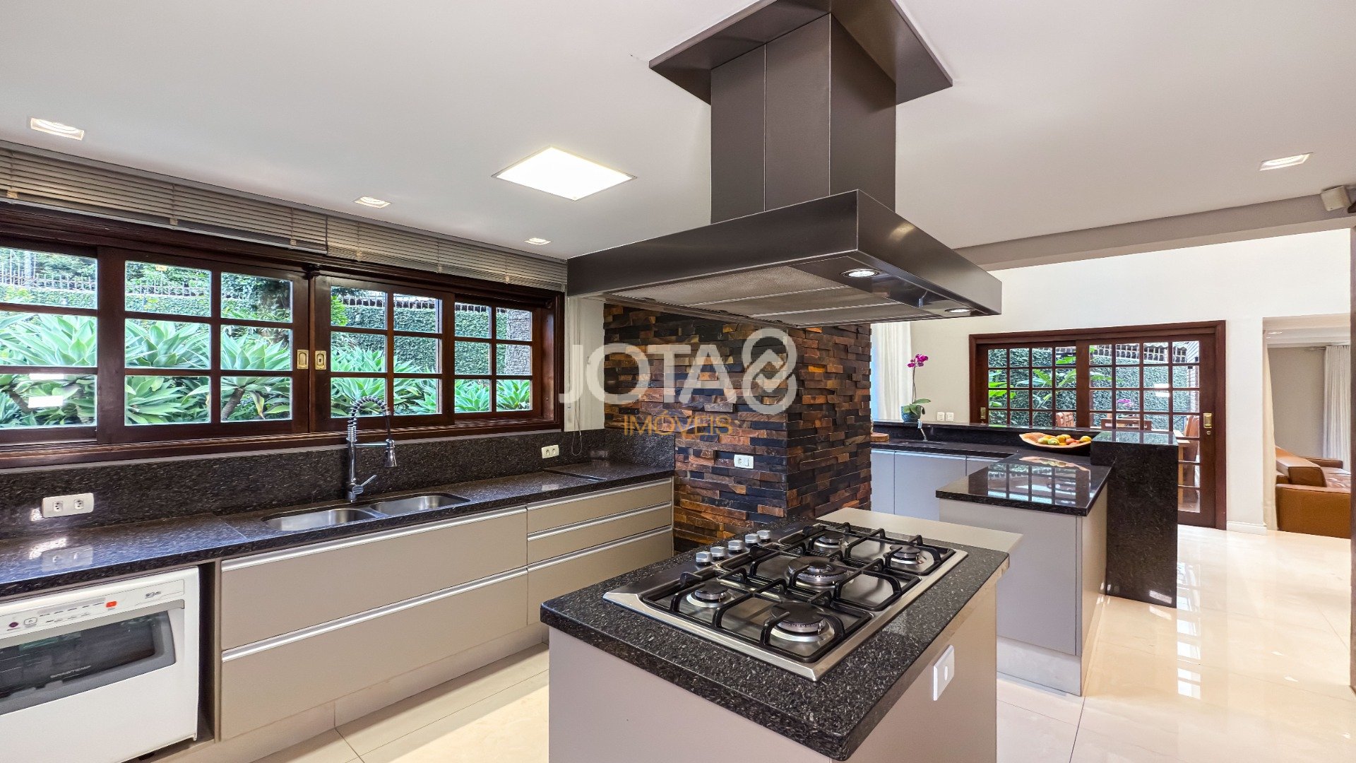 EXCELENTE CASA COM 4 SUÍTES E AMPLO TERRENO!