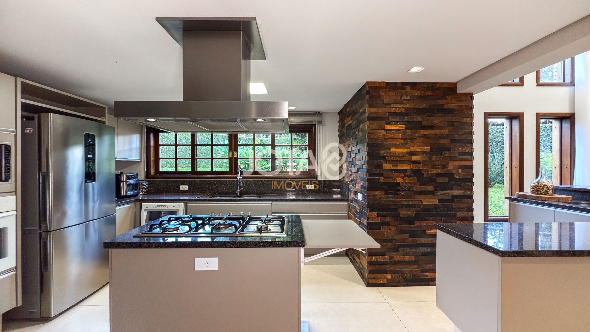 EXCELENTE CASA COM 4 SUÍTES E AMPLO TERRENO!