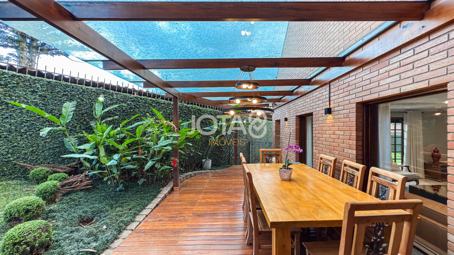 EXCELENTE CASA COM 4 SUÍTES E AMPLO TERRENO!