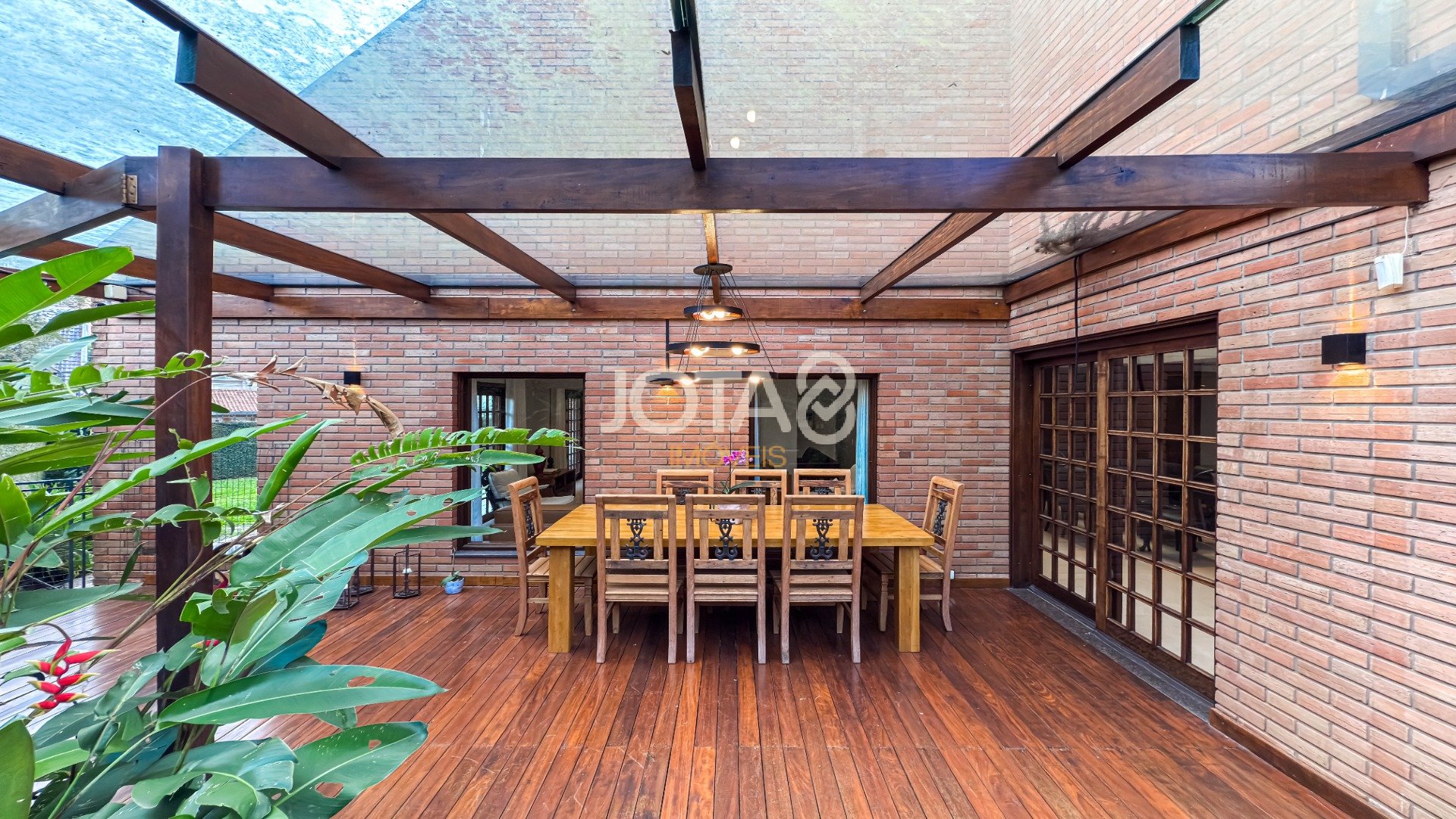 EXCELENTE CASA COM 4 SUÍTES E AMPLO TERRENO!