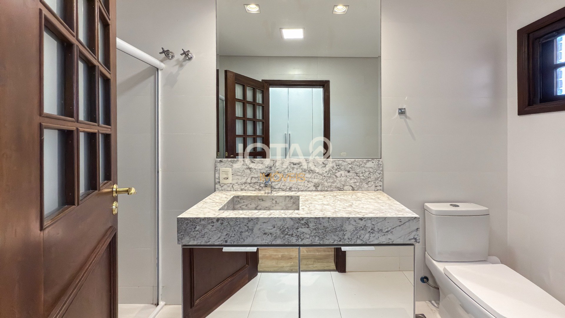 EXCELENTE CASA COM 4 SUÍTES E AMPLO TERRENO!