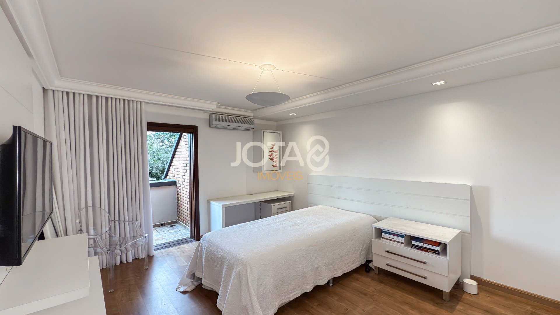 EXCELENTE CASA COM 4 SUÍTES E AMPLO TERRENO!