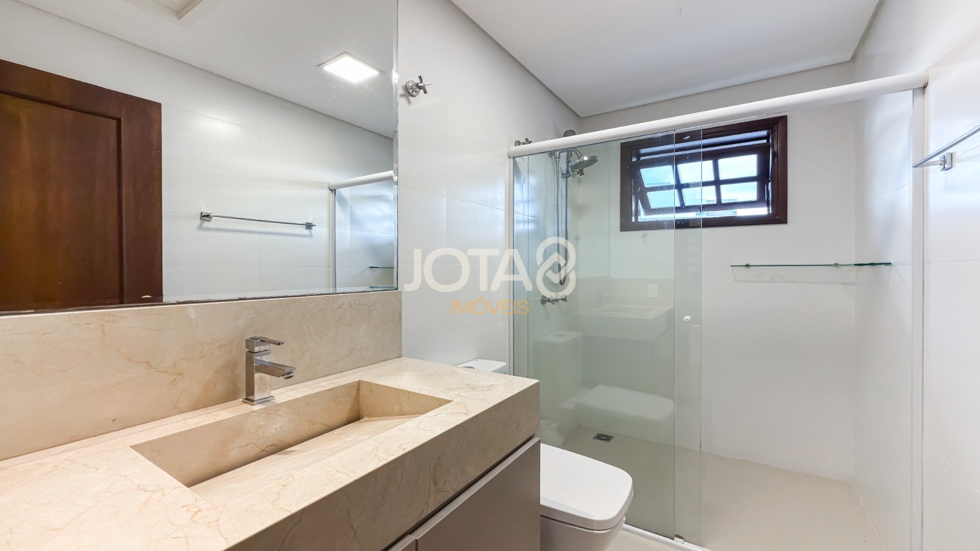 EXCELENTE CASA COM 4 SUÍTES E AMPLO TERRENO!