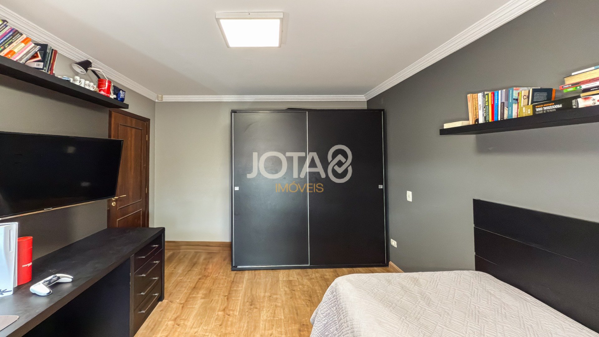 EXCELENTE CASA COM 4 SUÍTES E AMPLO TERRENO!