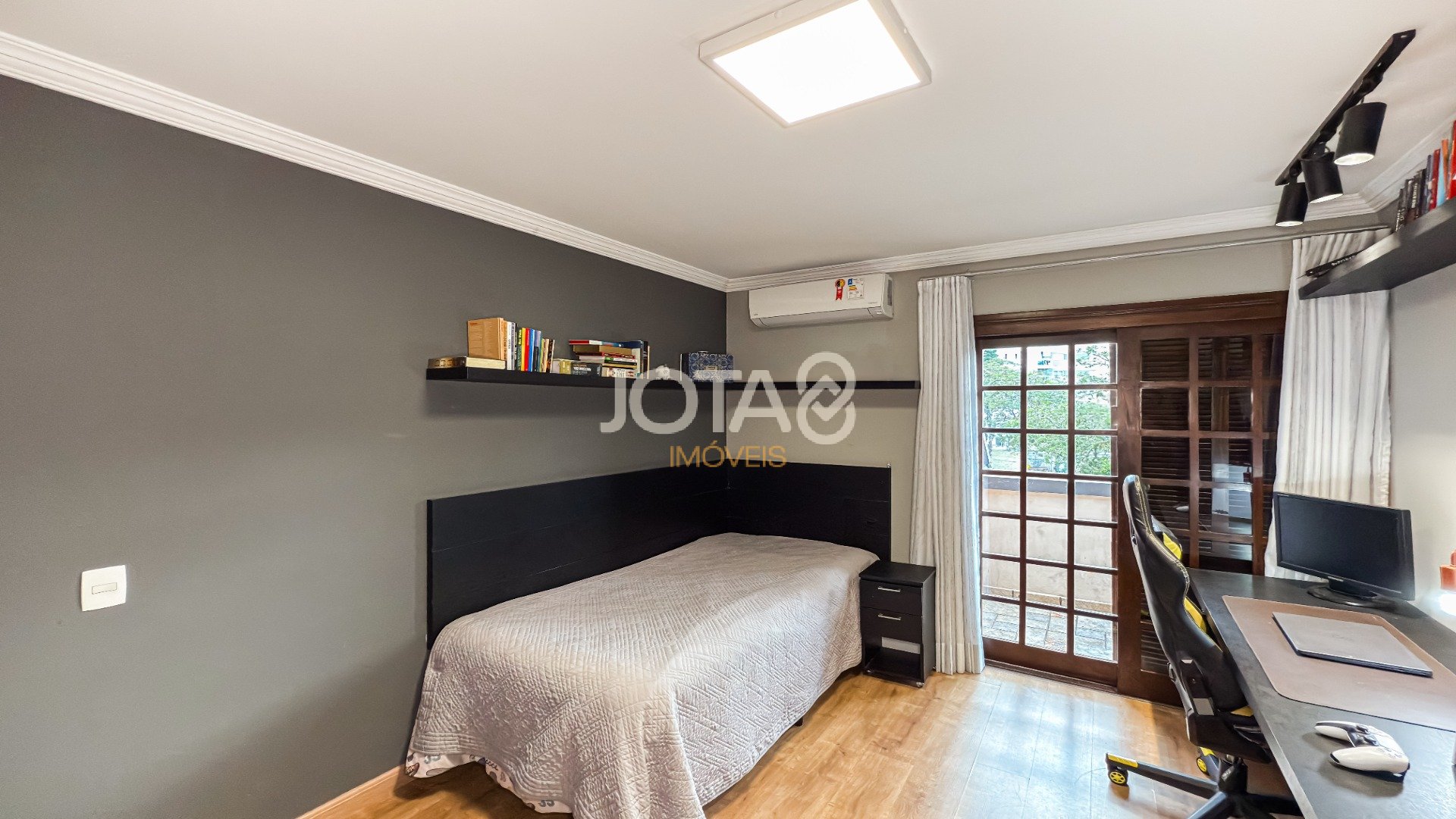 EXCELENTE CASA COM 4 SUÍTES E AMPLO TERRENO!