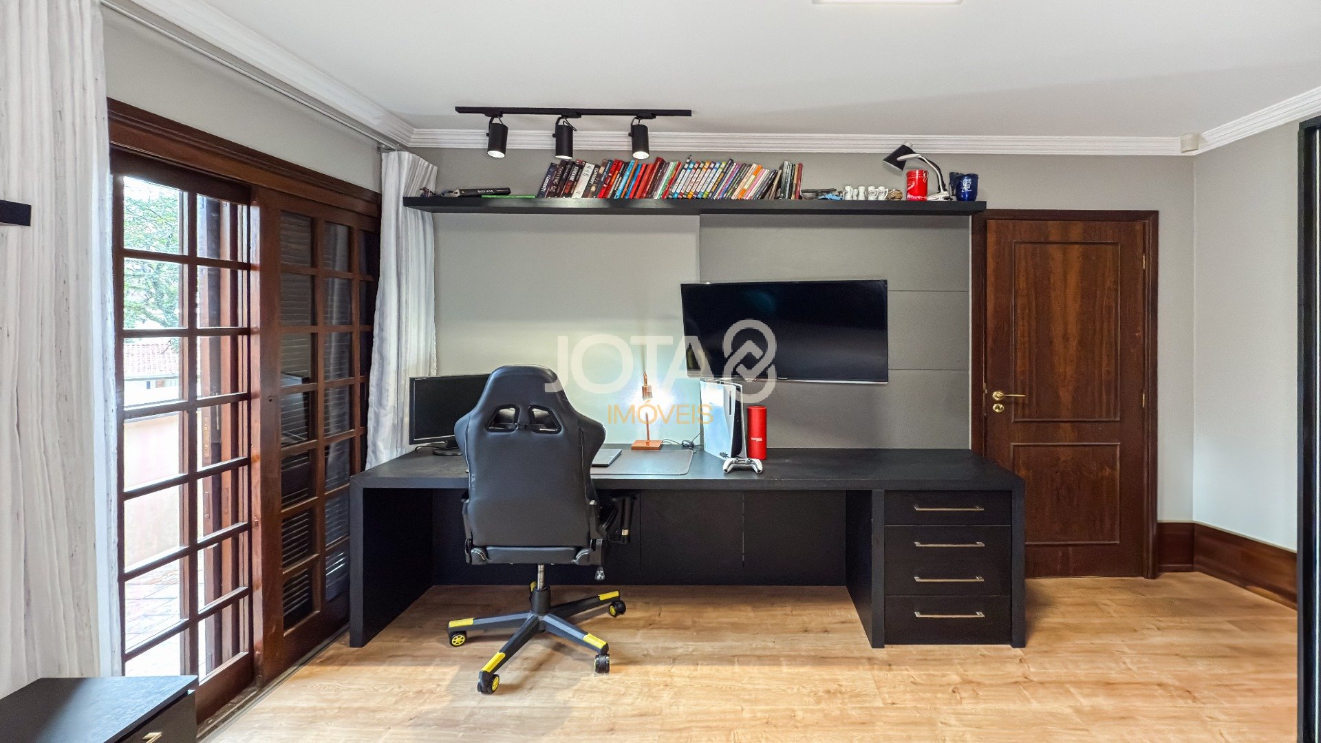 EXCELENTE CASA COM 4 SUÍTES E AMPLO TERRENO!