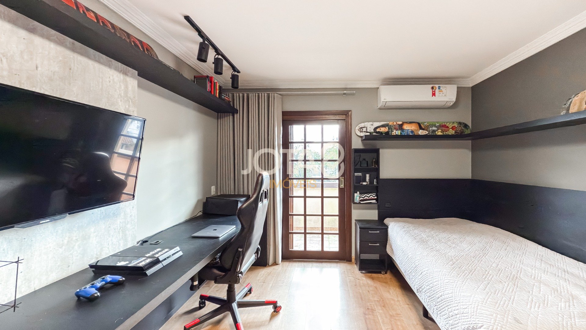 EXCELENTE CASA COM 4 SUÍTES E AMPLO TERRENO!
