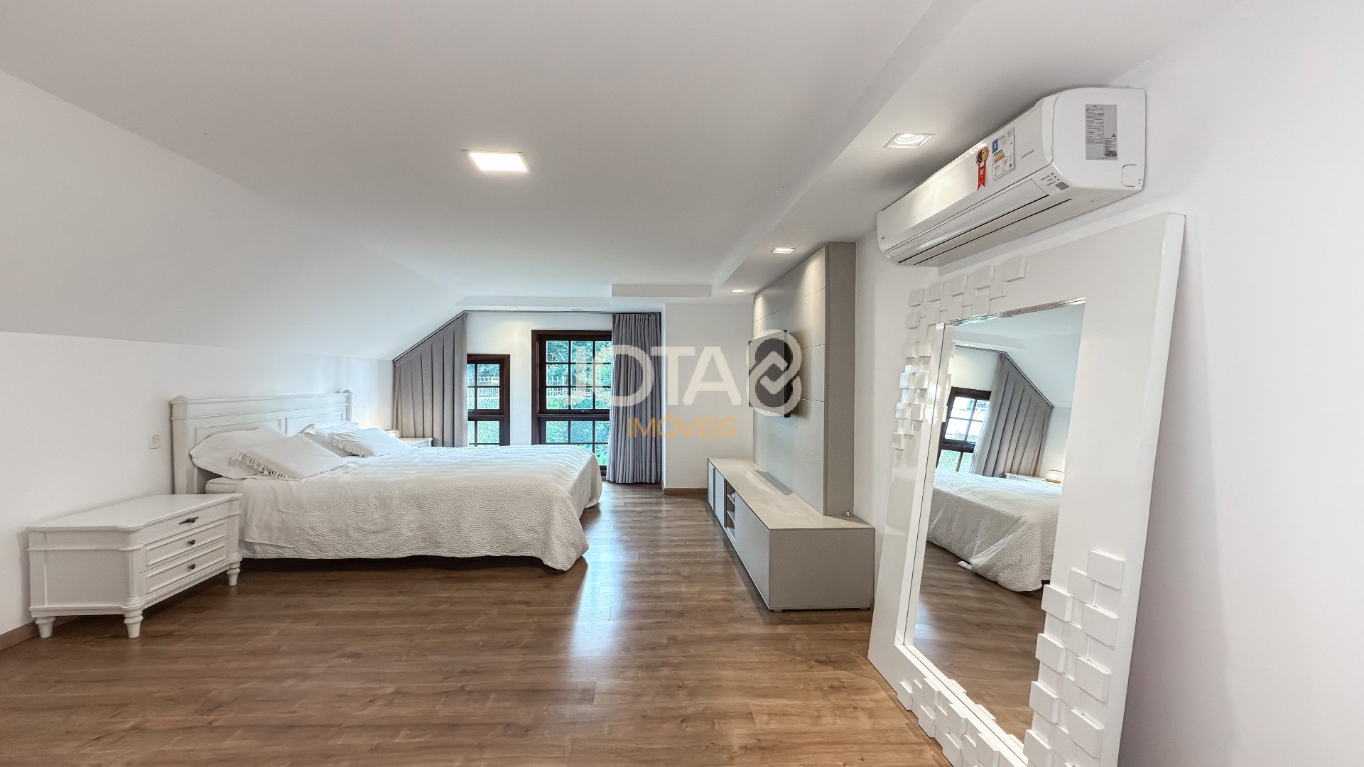 EXCELENTE CASA COM 4 SUÍTES E AMPLO TERRENO!