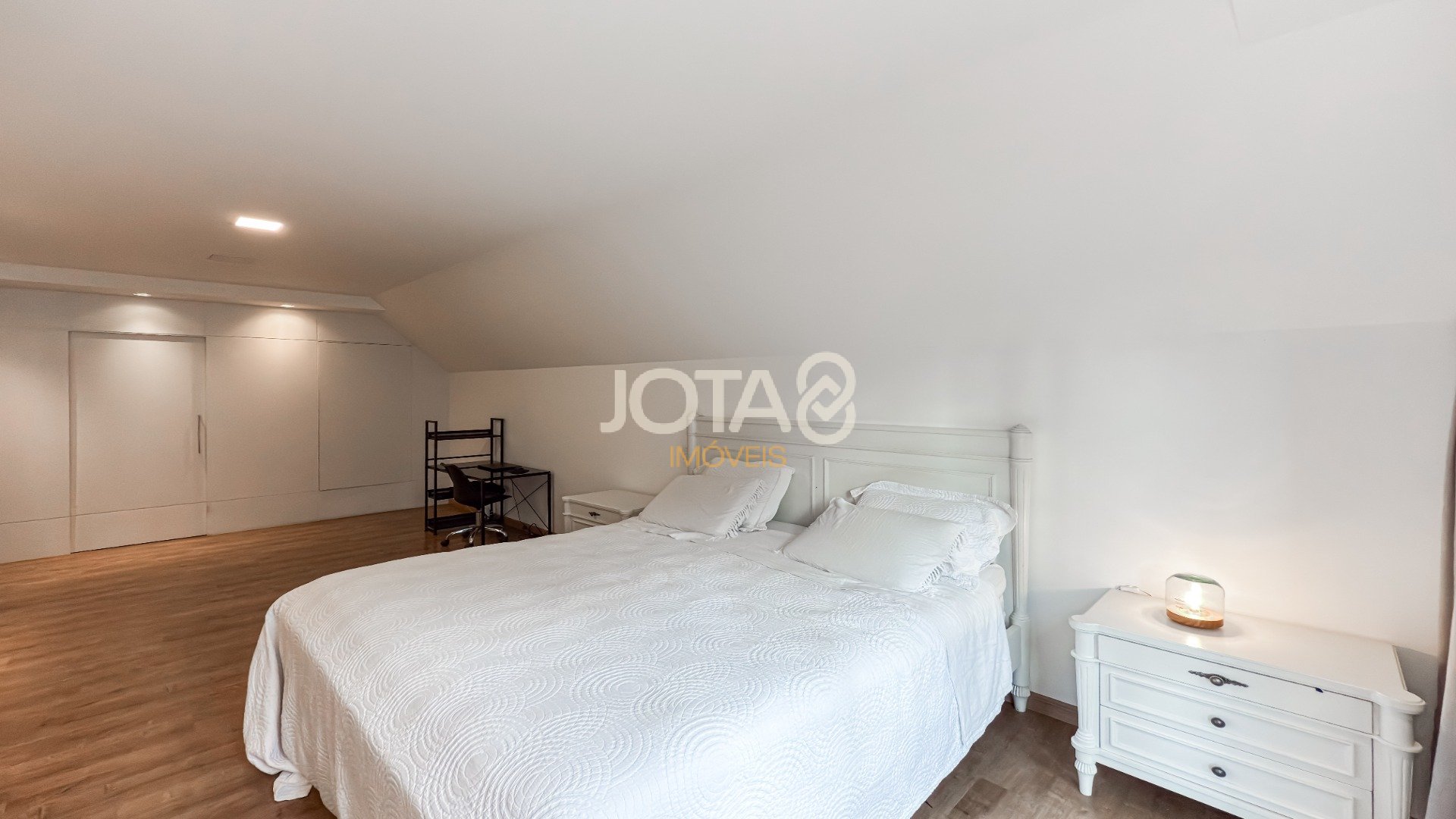 EXCELENTE CASA COM 4 SUÍTES E AMPLO TERRENO!