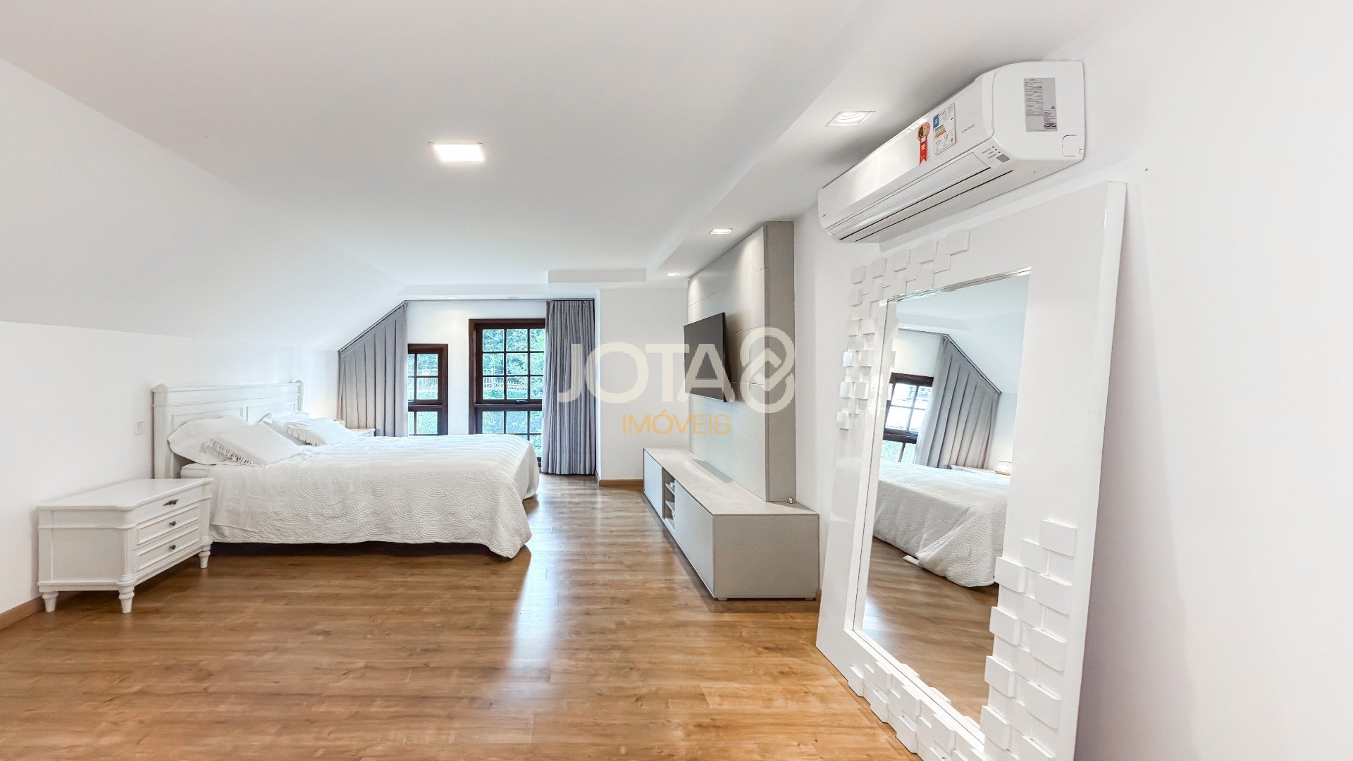 EXCELENTE CASA COM 4 SUÍTES E AMPLO TERRENO!