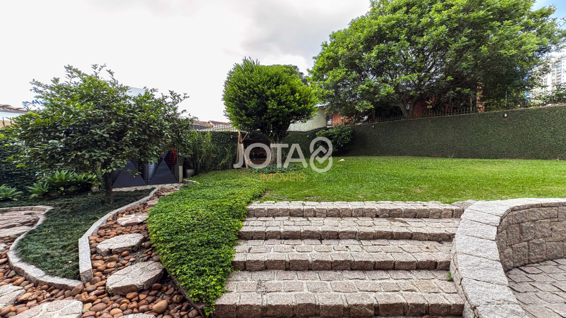 EXCELENTE CASA COM 4 SUÍTES E AMPLO TERRENO!