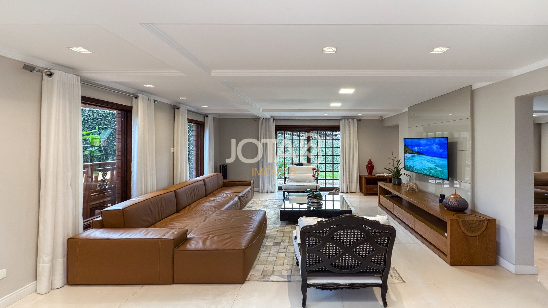 EXCELENTE CASA COM 4 SUÍTES E AMPLO TERRENO!