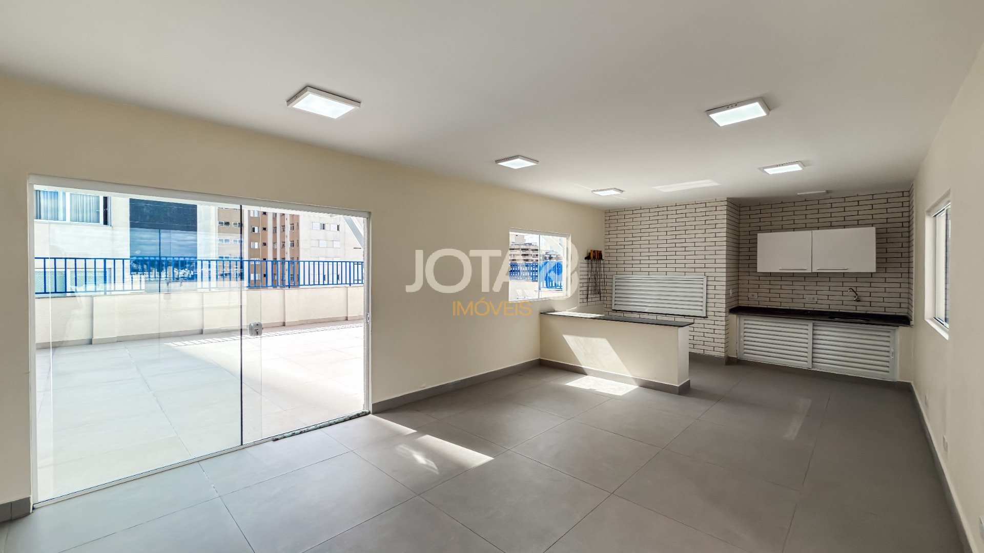 APARTAMENTO COM 3 QUARTOS REFORMADO NO CORAÇÃO DO BATEL