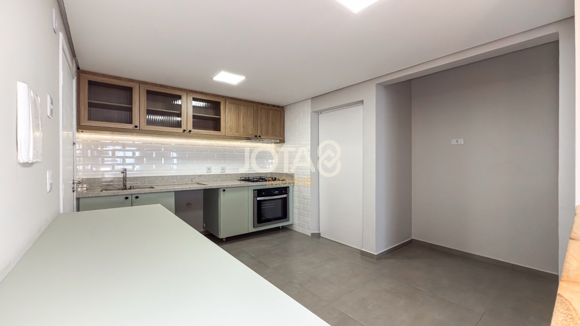 APARTAMENTO COM 3 QUARTOS REFORMADO NO CORAÇÃO DO BATEL