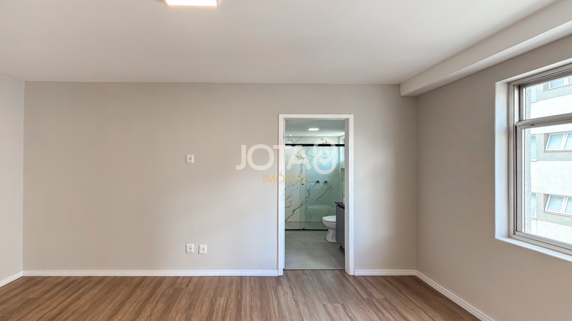 APARTAMENTO COM 3 QUARTOS REFORMADO NO CORAÇÃO DO BATEL