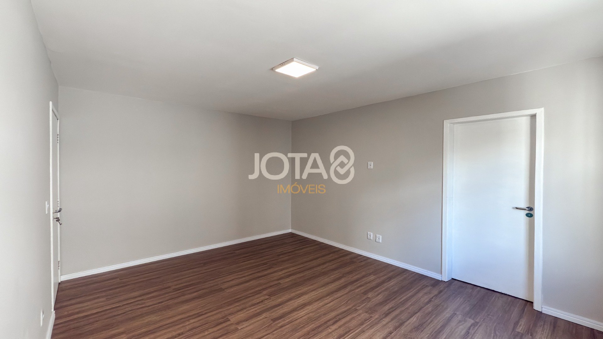 APARTAMENTO COM 3 QUARTOS REFORMADO NO CORAÇÃO DO BATEL
