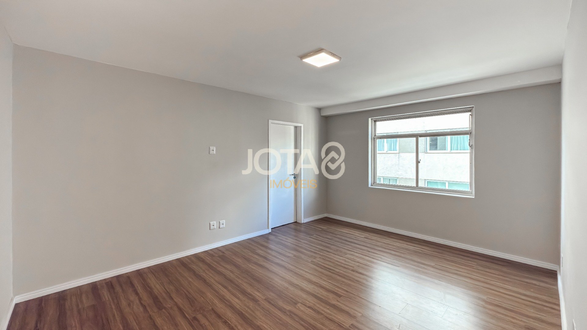 APARTAMENTO COM 3 QUARTOS REFORMADO NO CORAÇÃO DO BATEL