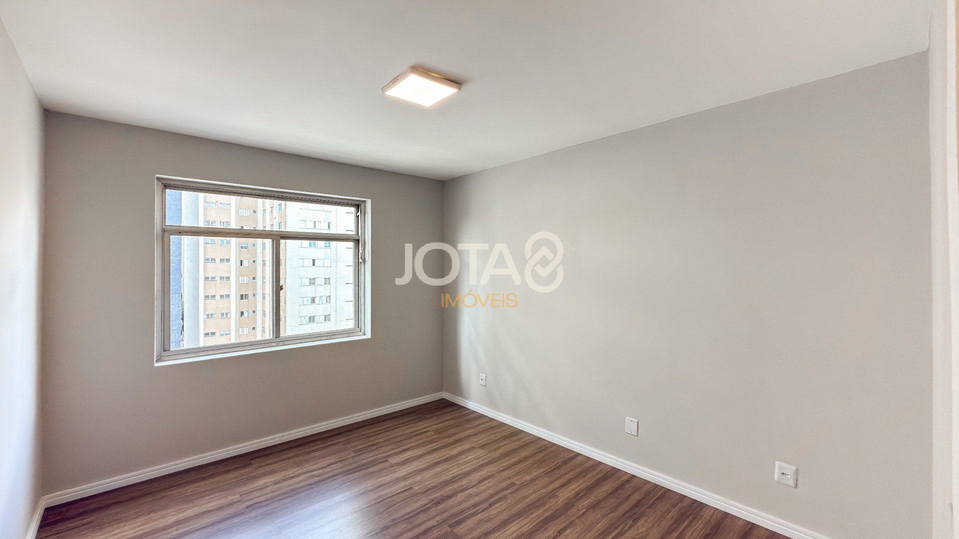 APARTAMENTO COM 3 QUARTOS REFORMADO NO CORAÇÃO DO BATEL