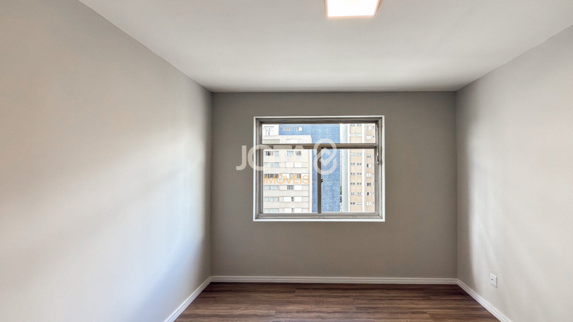 APARTAMENTO COM 3 QUARTOS REFORMADO NO CORAÇÃO DO BATEL