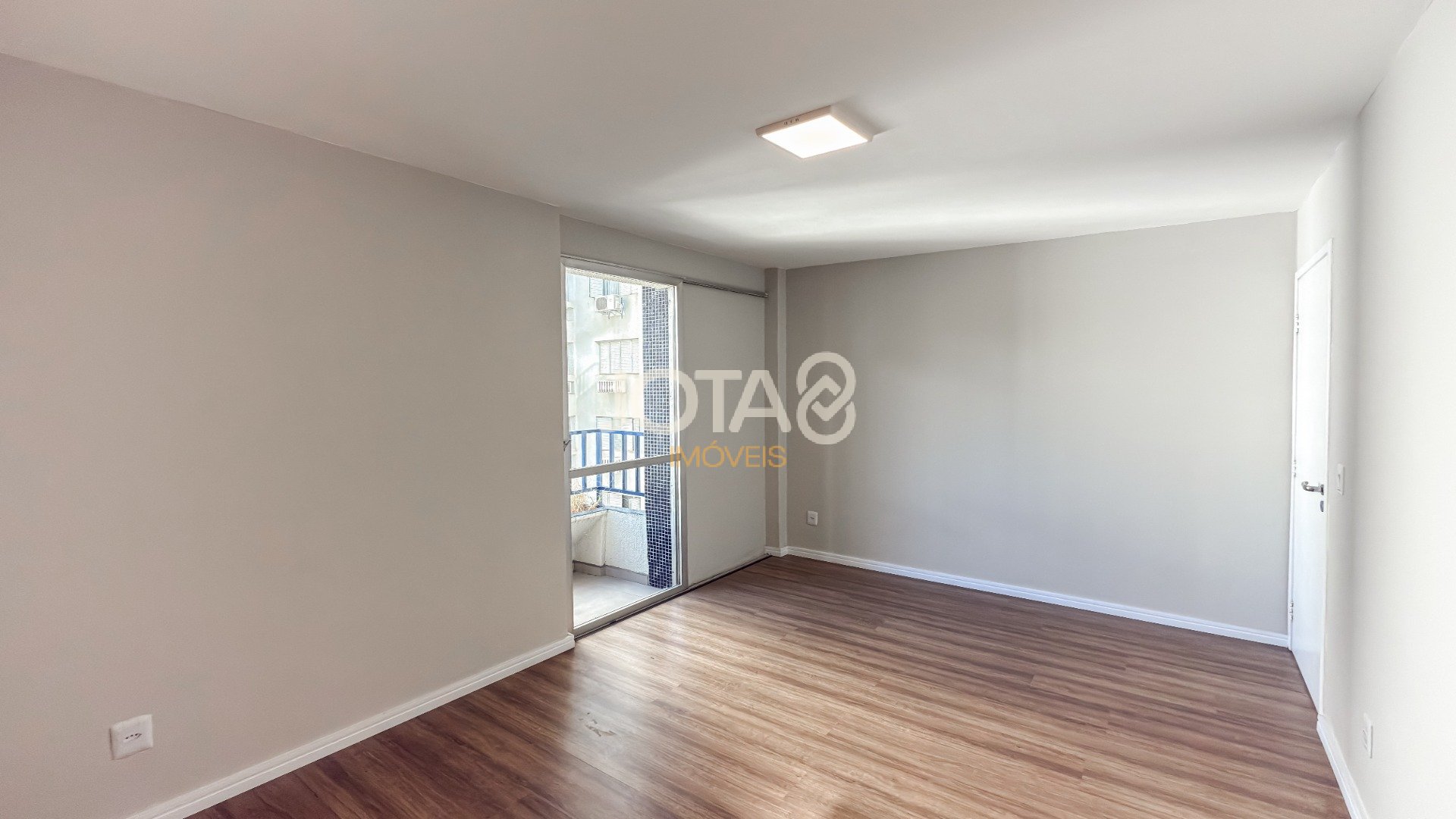 APARTAMENTO COM 3 QUARTOS REFORMADO NO CORAÇÃO DO BATEL