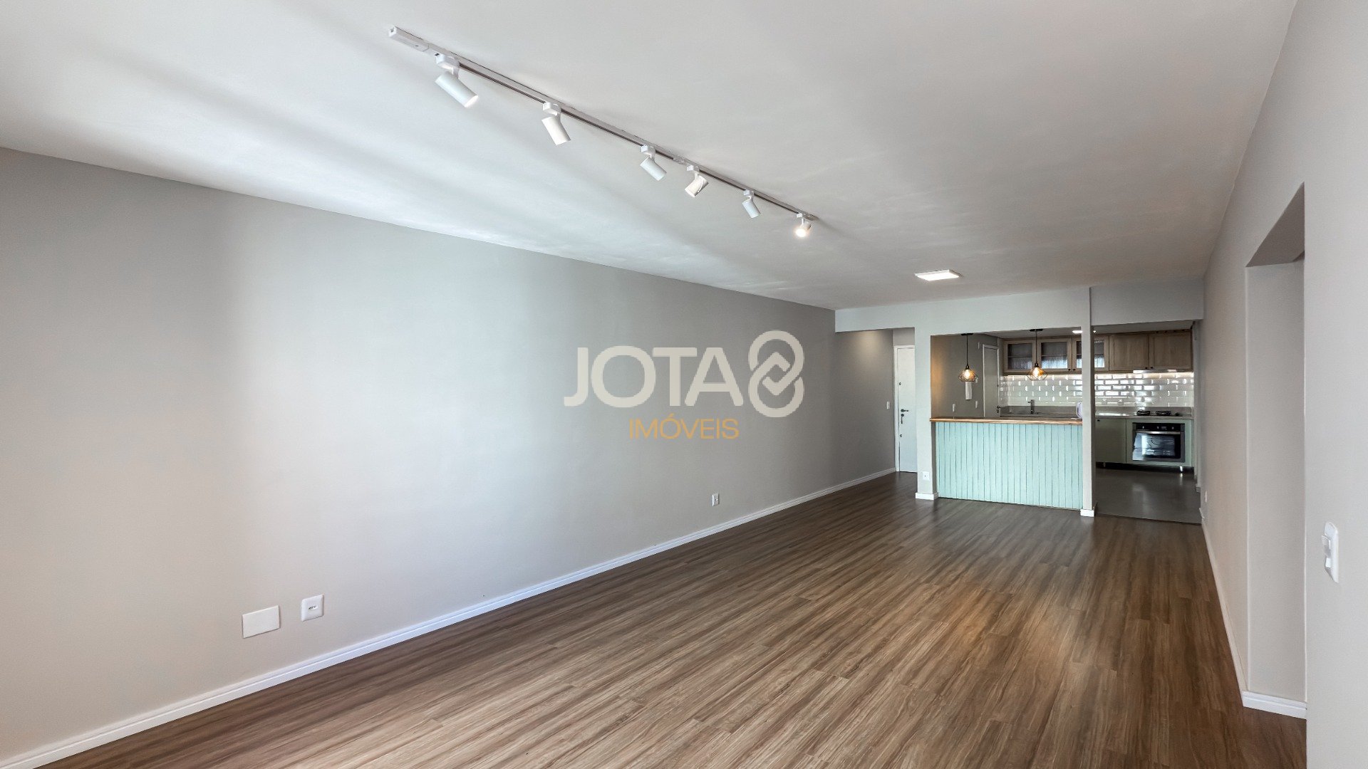 APARTAMENTO COM 3 QUARTOS REFORMADO NO CORAÇÃO DO BATEL