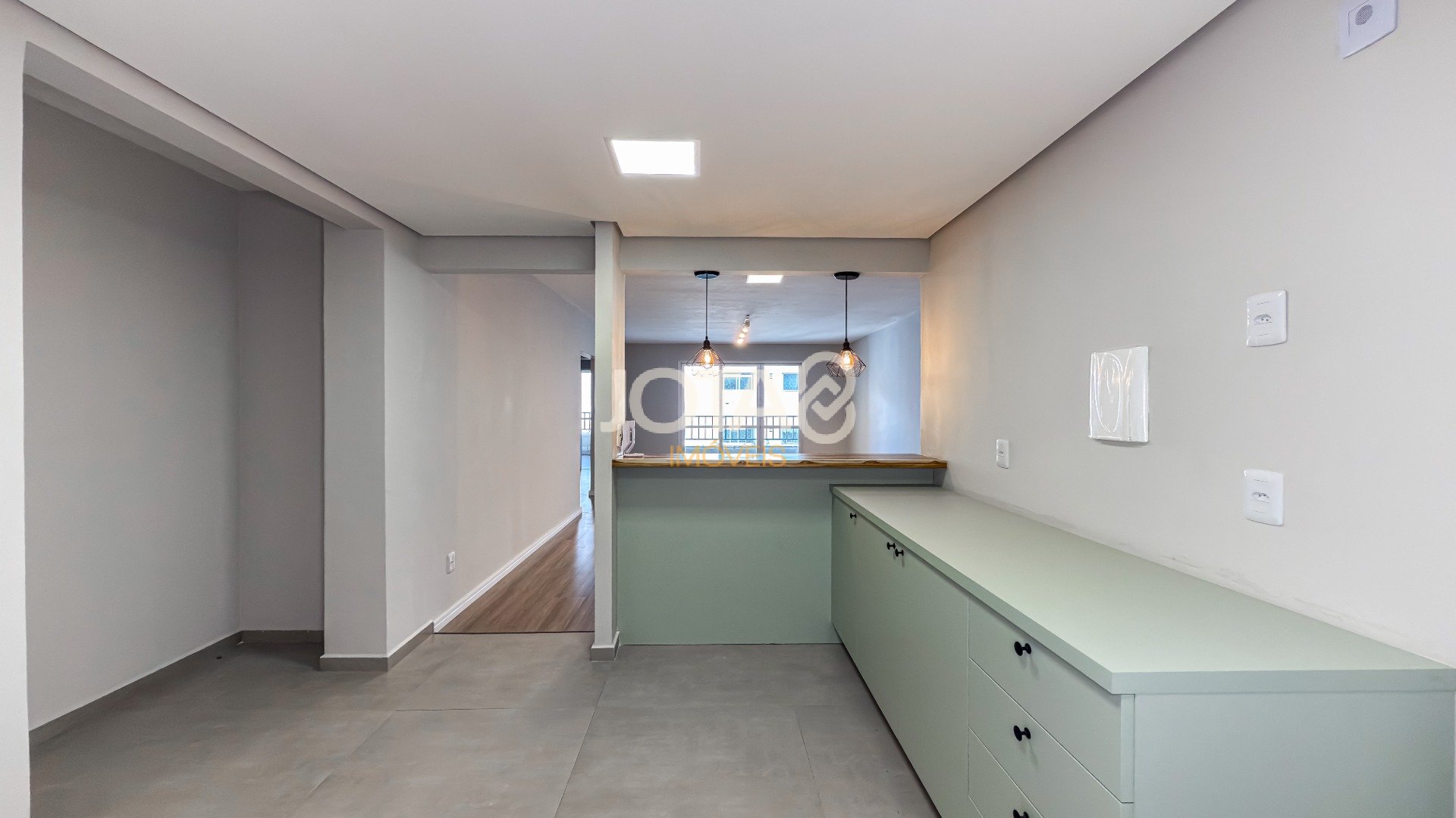 APARTAMENTO COM 3 QUARTOS REFORMADO NO CORAÇÃO DO BATEL