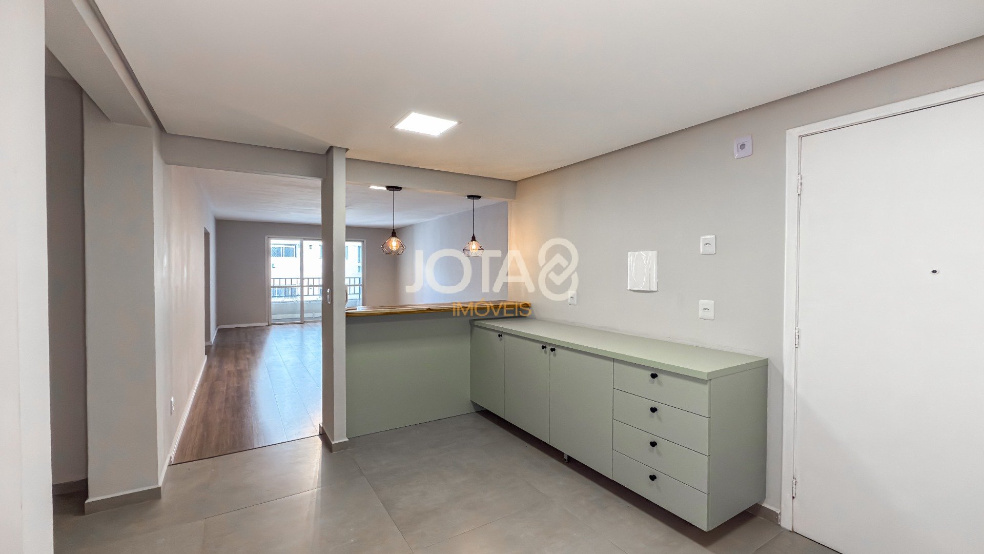APARTAMENTO COM 3 QUARTOS REFORMADO NO CORAÇÃO DO BATEL