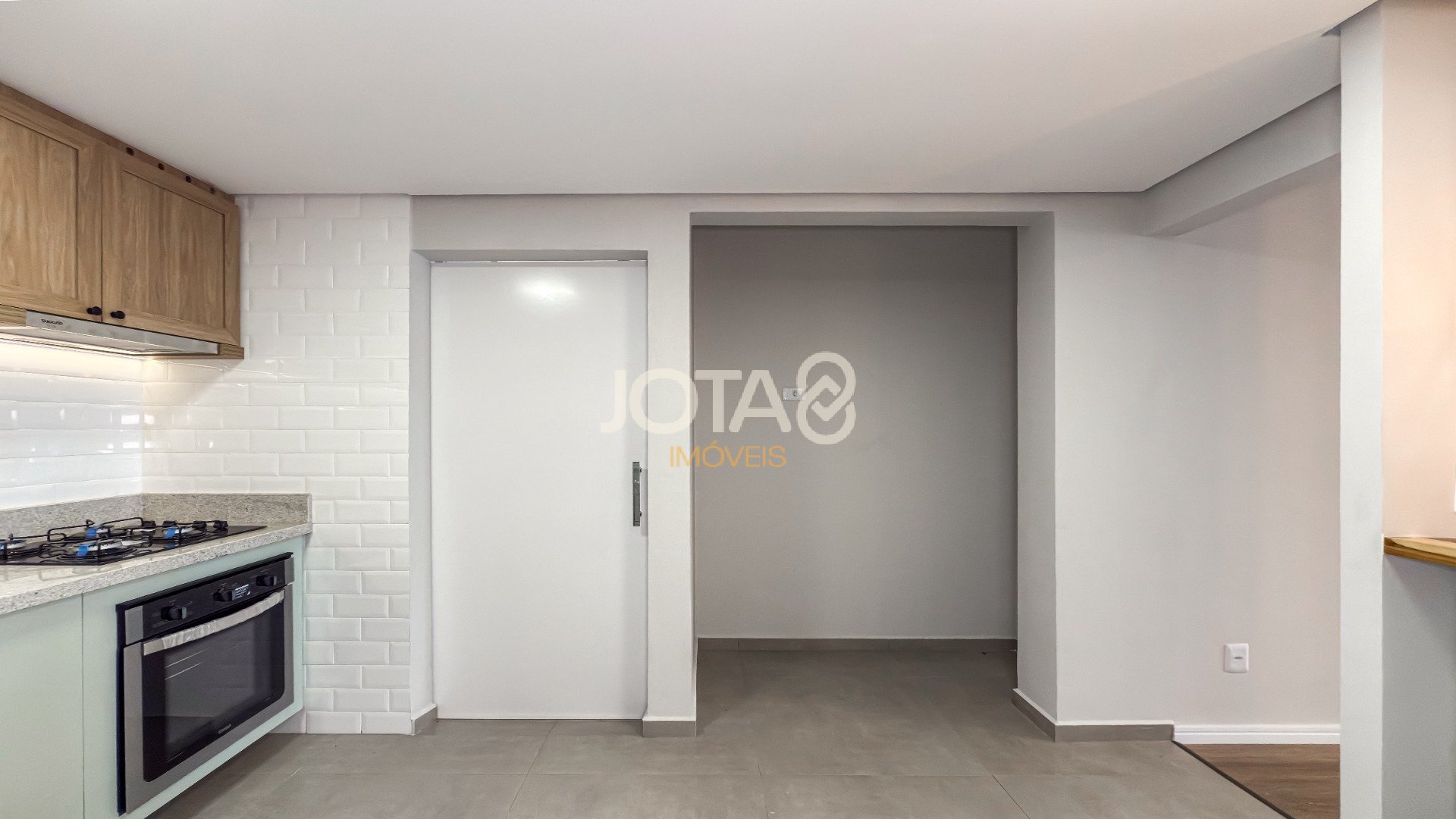 APARTAMENTO COM 3 QUARTOS REFORMADO NO CORAÇÃO DO BATEL