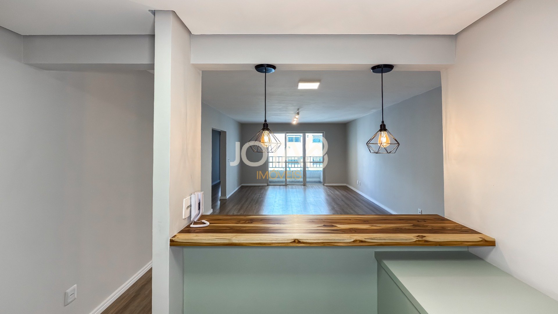 APARTAMENTO COM 3 QUARTOS REFORMADO NO CORAÇÃO DO BATEL