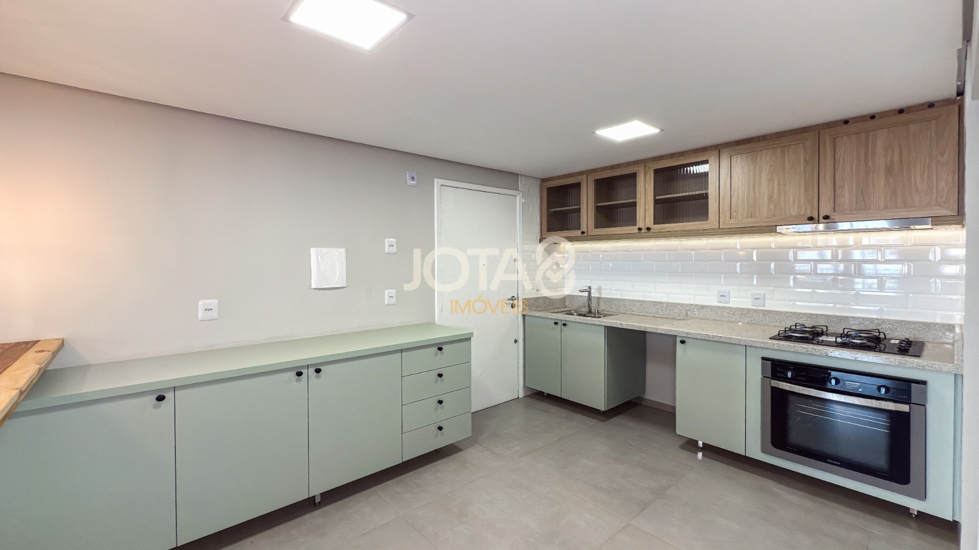 APARTAMENTO COM 3 QUARTOS REFORMADO NO CORAÇÃO DO BATEL