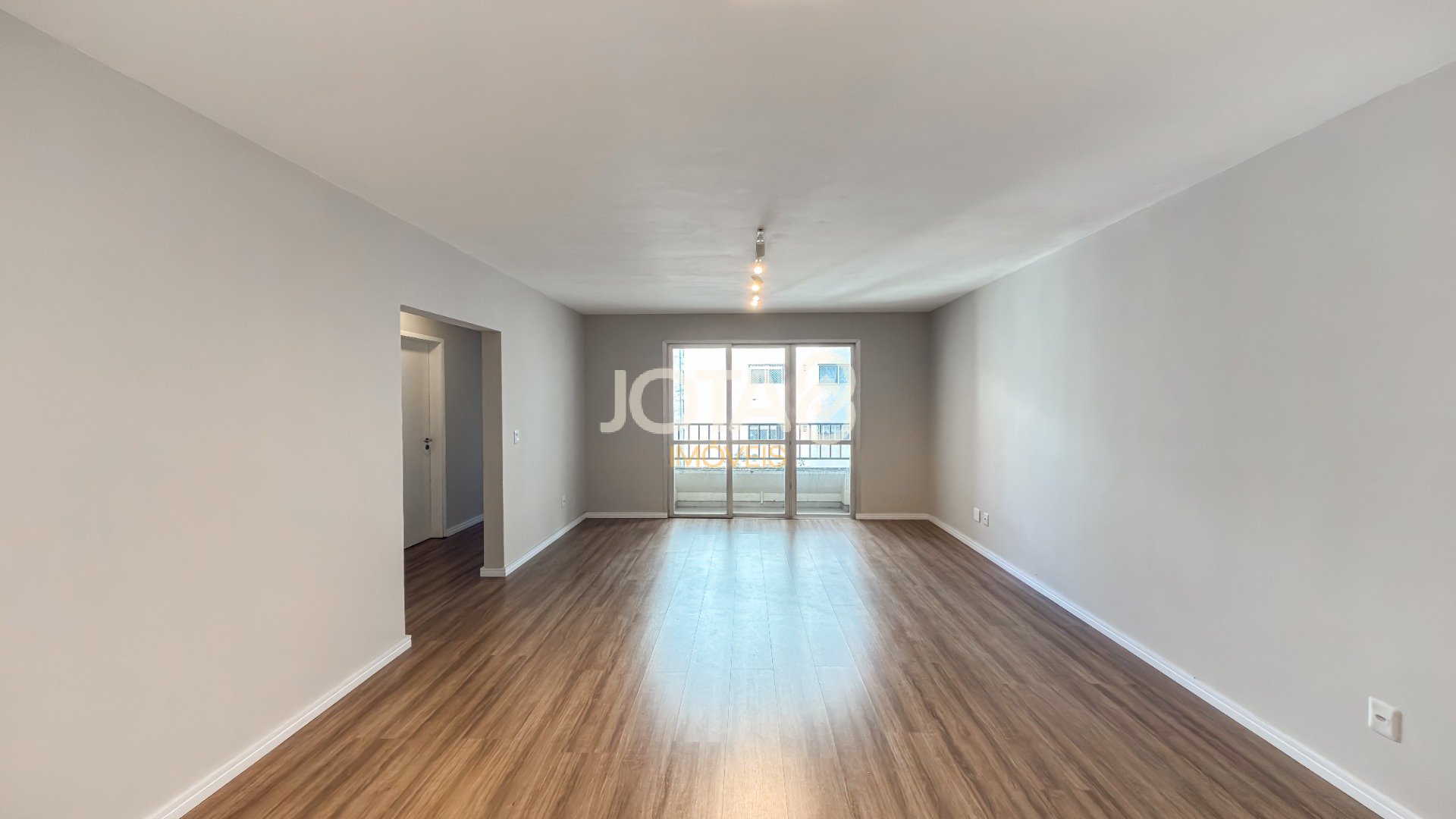 APARTAMENTO COM 3 QUARTOS REFORMADO NO CORAÇÃO DO BATEL
