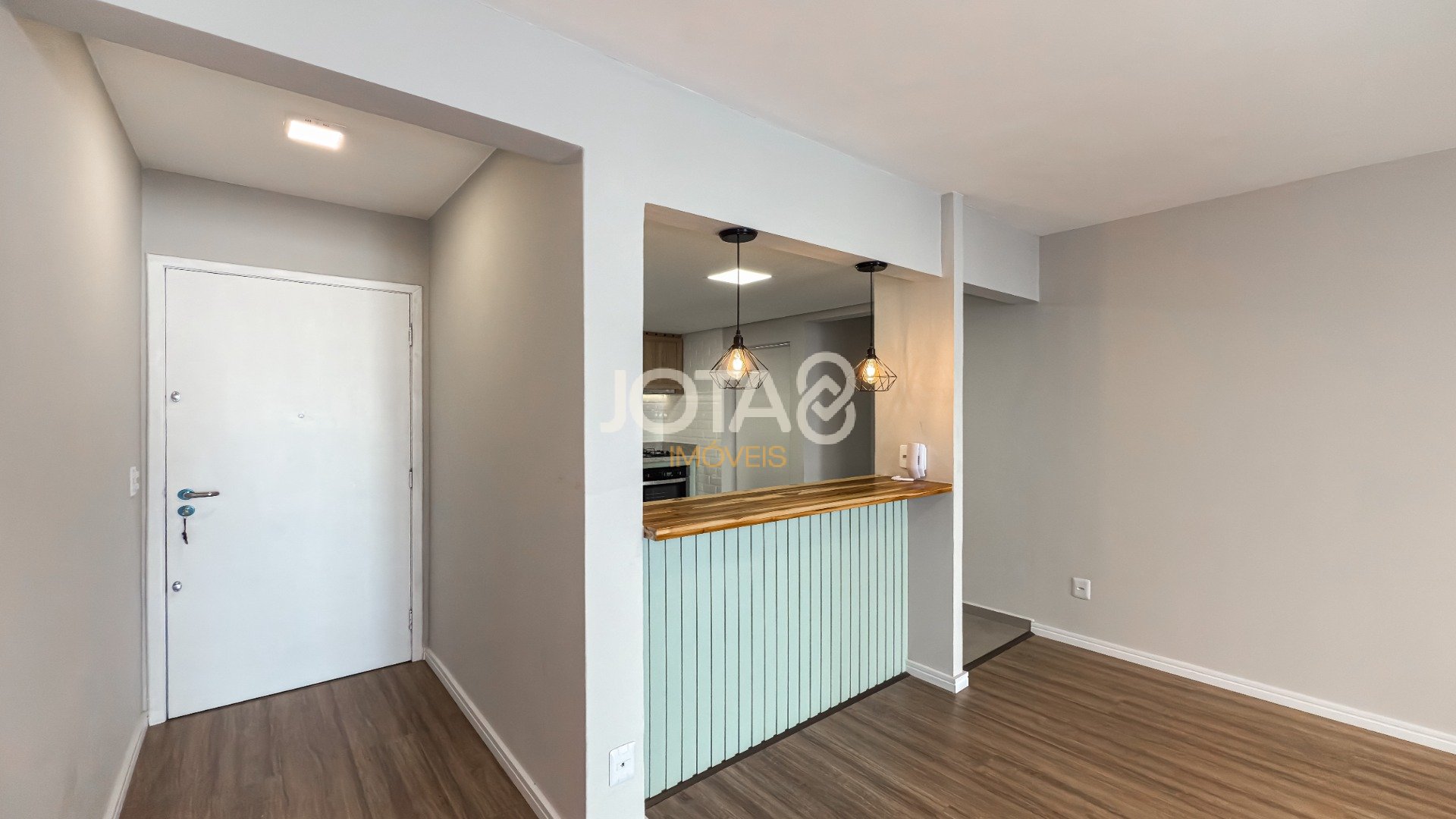 APARTAMENTO COM 3 QUARTOS REFORMADO NO CORAÇÃO DO BATEL