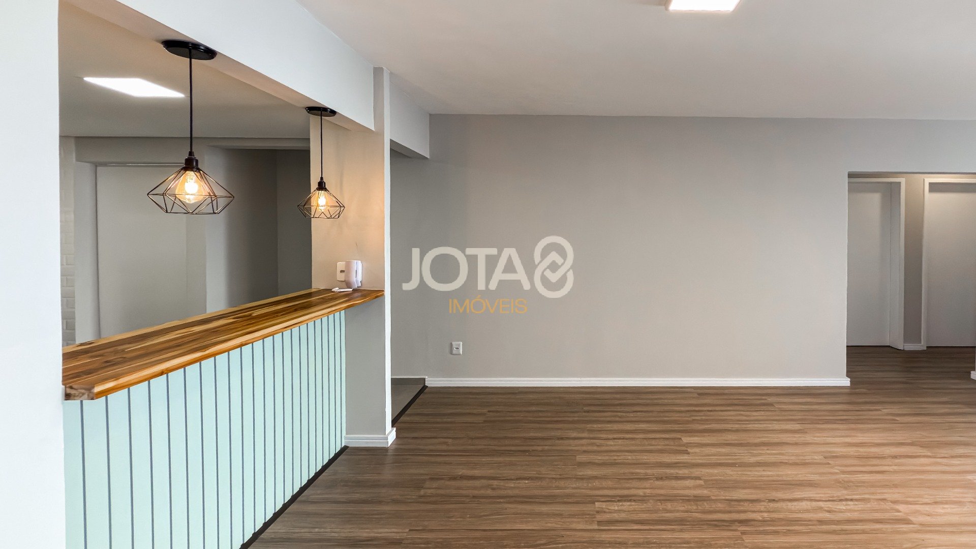 APARTAMENTO COM 3 QUARTOS REFORMADO NO CORAÇÃO DO BATEL
