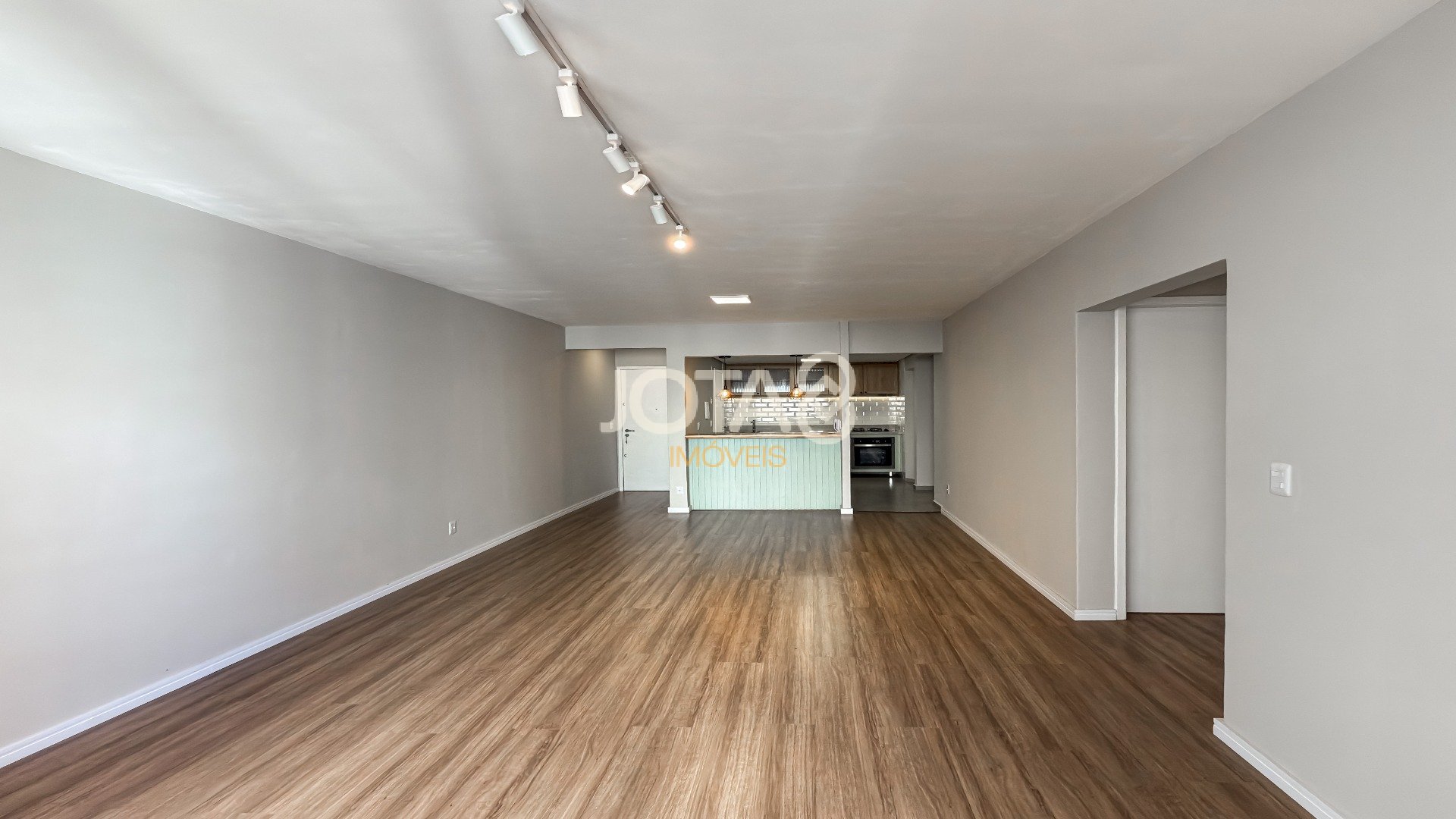 APARTAMENTO COM 3 QUARTOS REFORMADO NO CORAÇÃO DO BATEL
