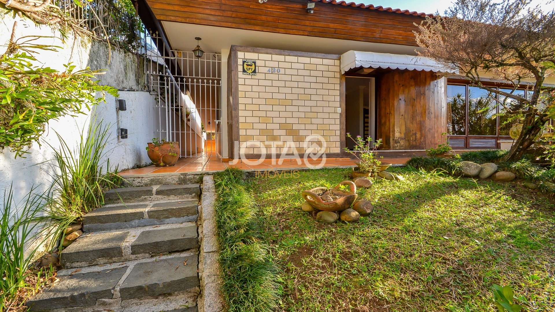 CASA TÉRREA 4 QUARTOS EM RUA CALMA NO BOTÂNICO