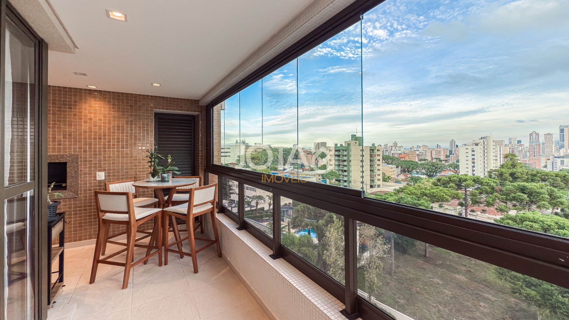 APARTAMENTO 02 QUARTOS E 02 VAGAS NO MERCÊS