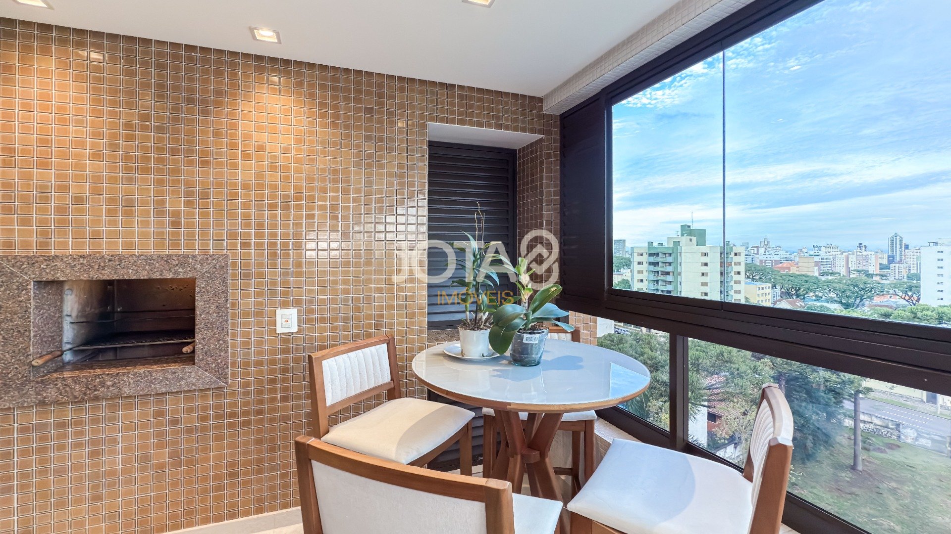 APARTAMENTO 02 QUARTOS E 02 VAGAS NO MERCÊS