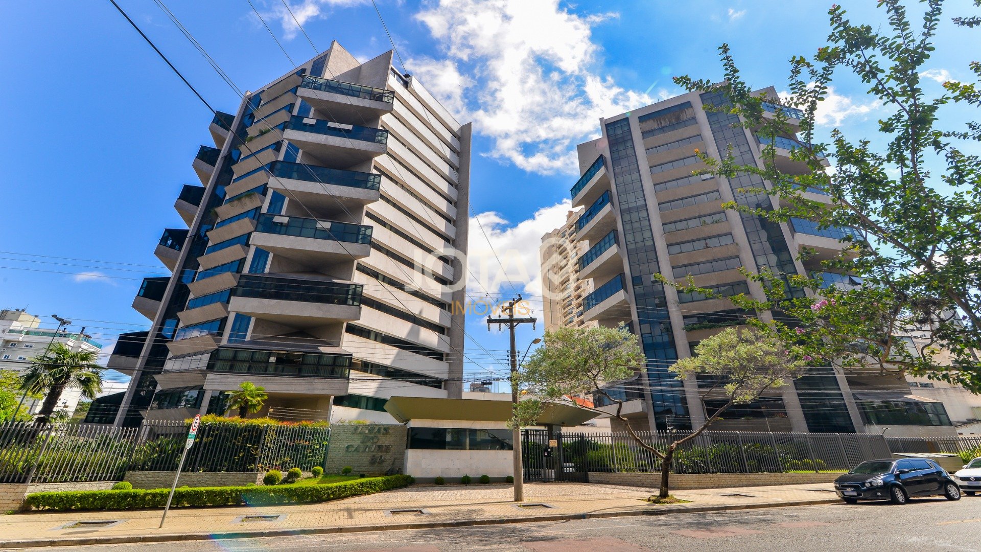 APARTAMENTO AMPLO COM 3 SUÍTES