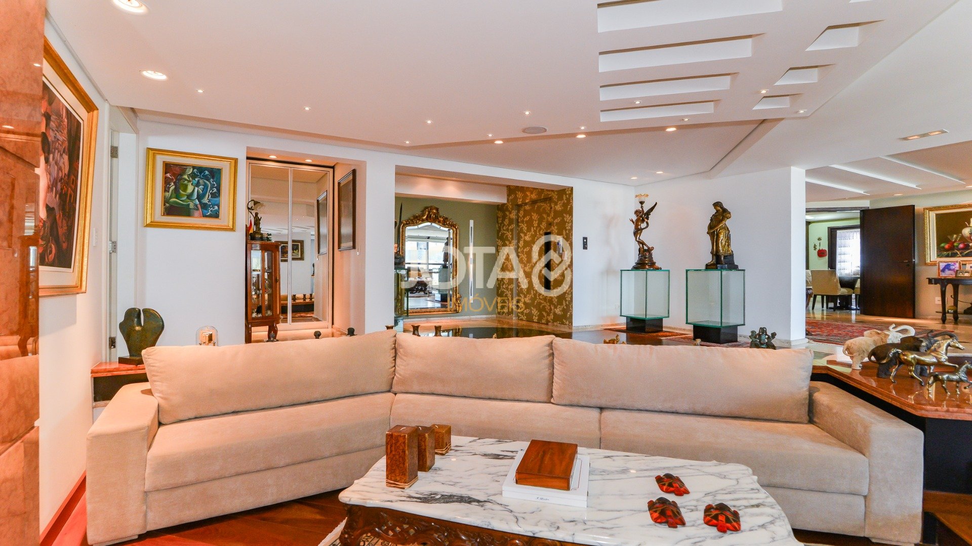 APARTAMENTO AMPLO COM 3 SUÍTES