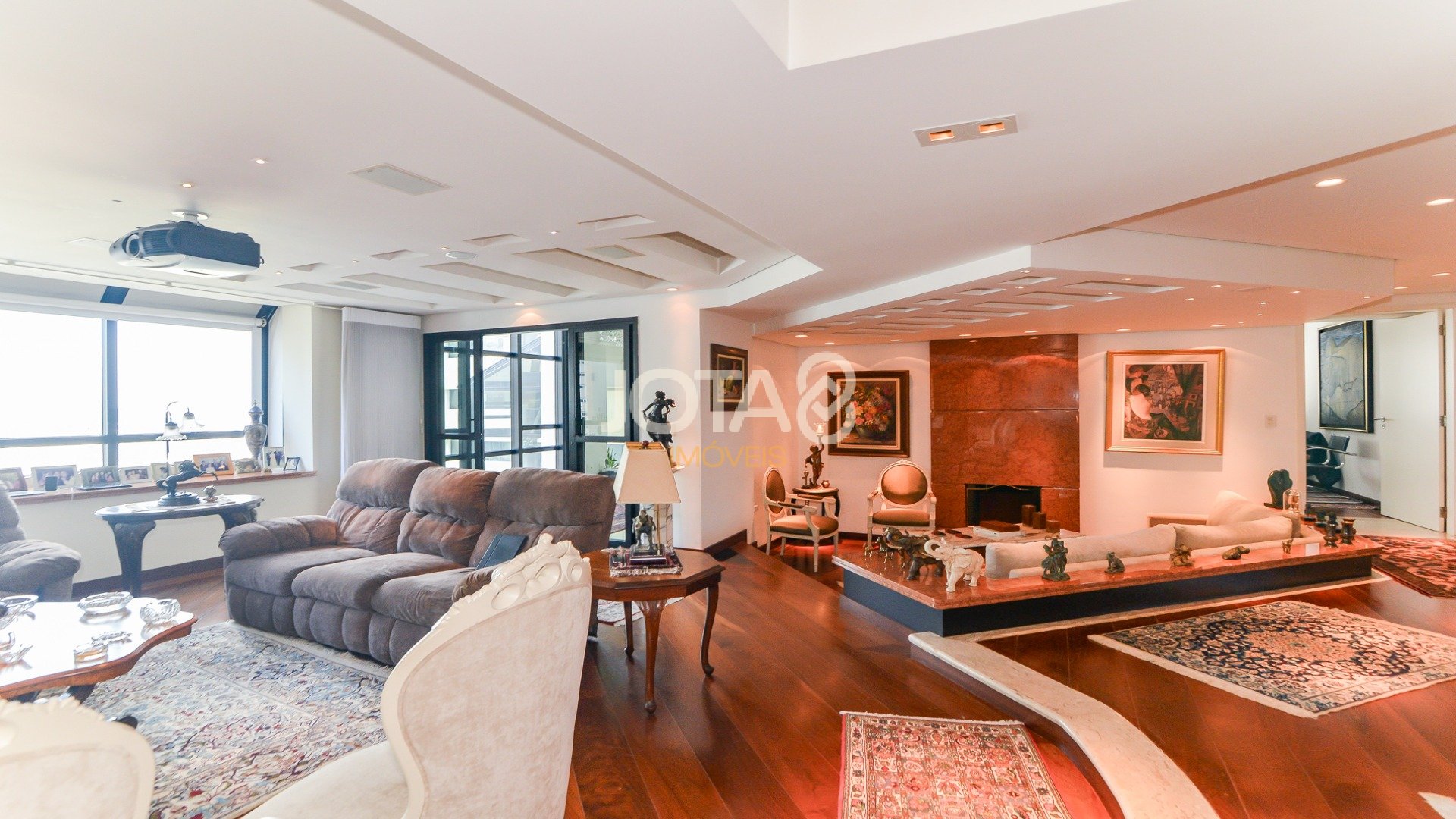 APARTAMENTO AMPLO COM 3 SUÍTES