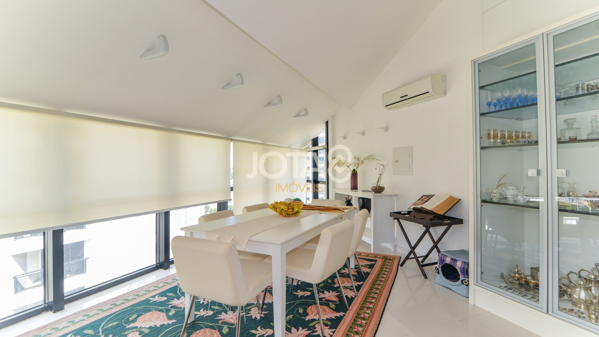 APARTAMENTO AMPLO COM 3 SUÍTES