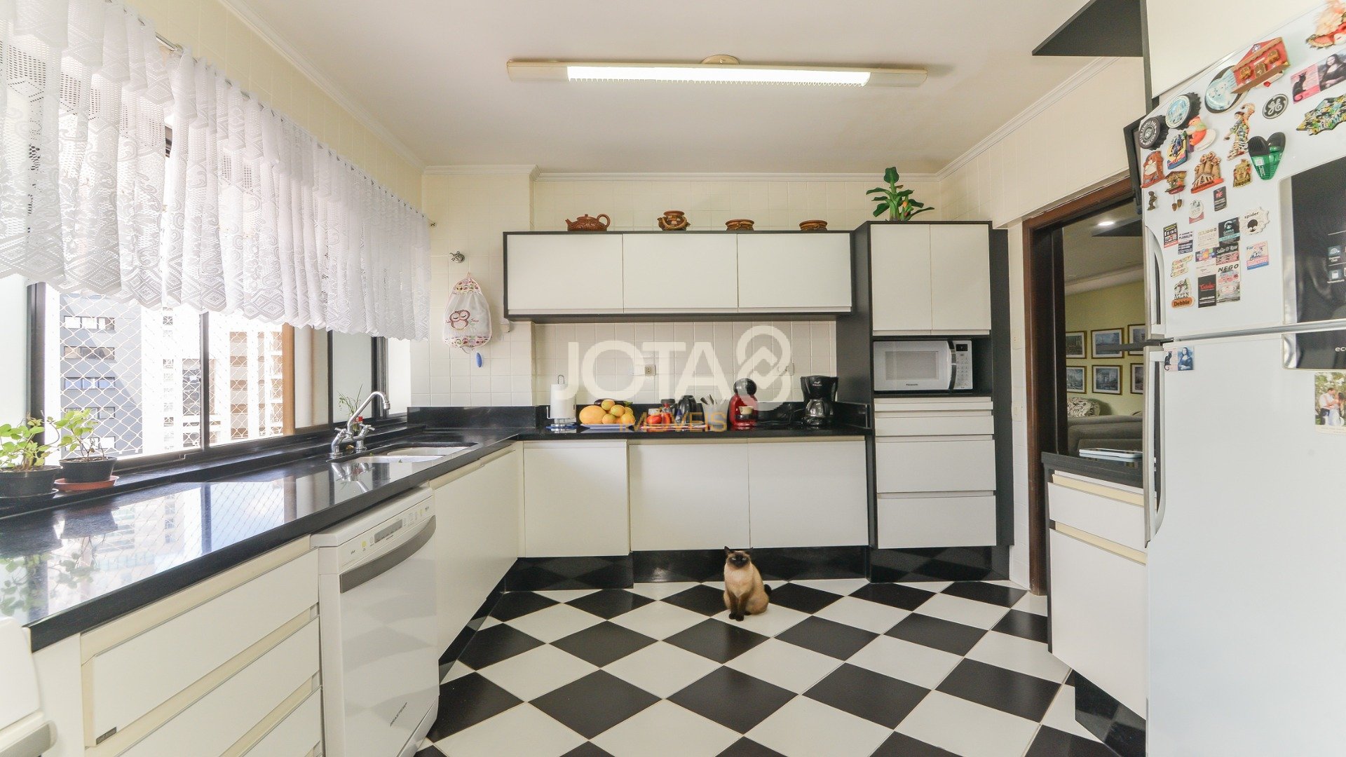 APARTAMENTO AMPLO COM 3 SUÍTES