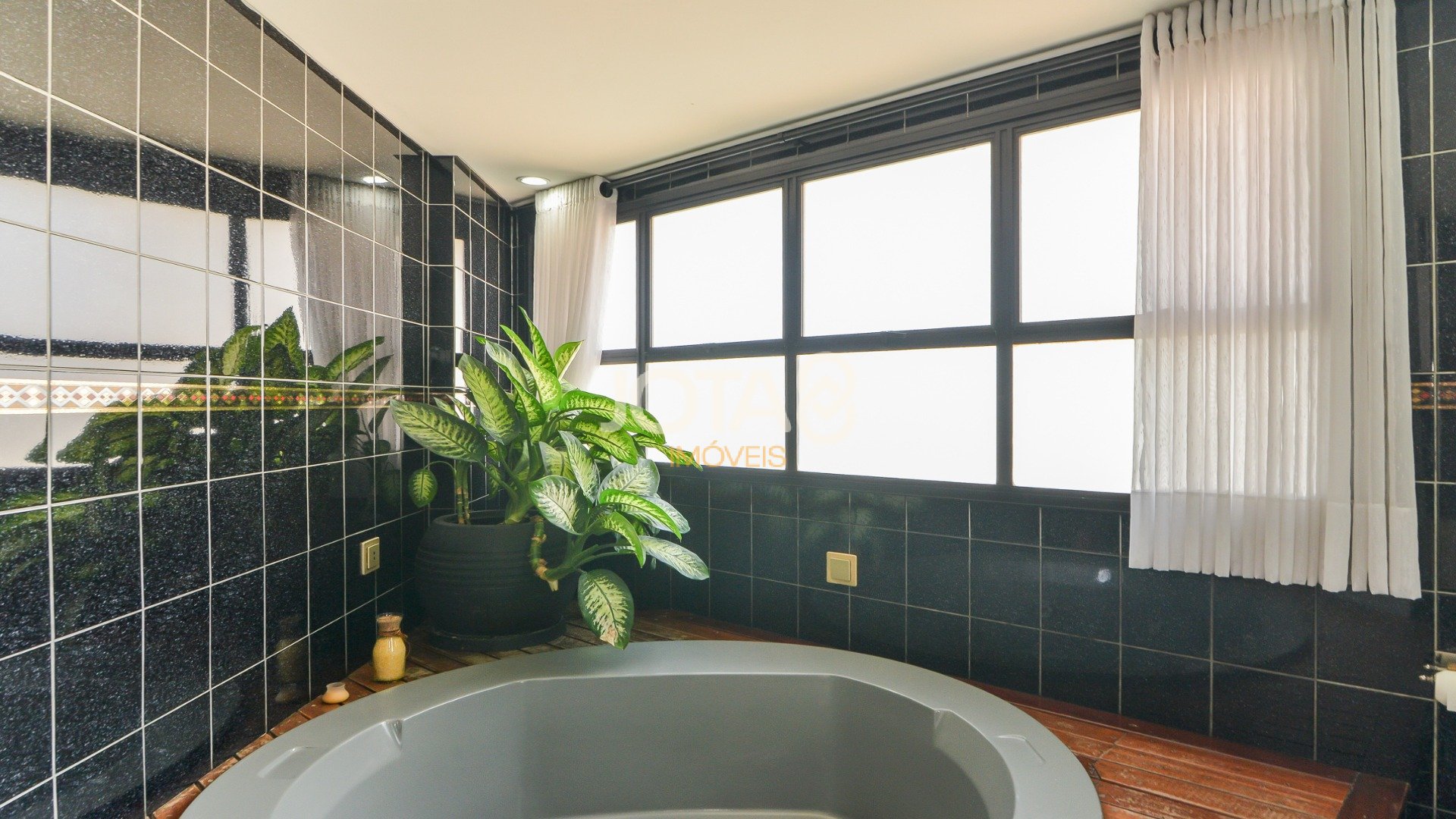 APARTAMENTO AMPLO COM 3 SUÍTES